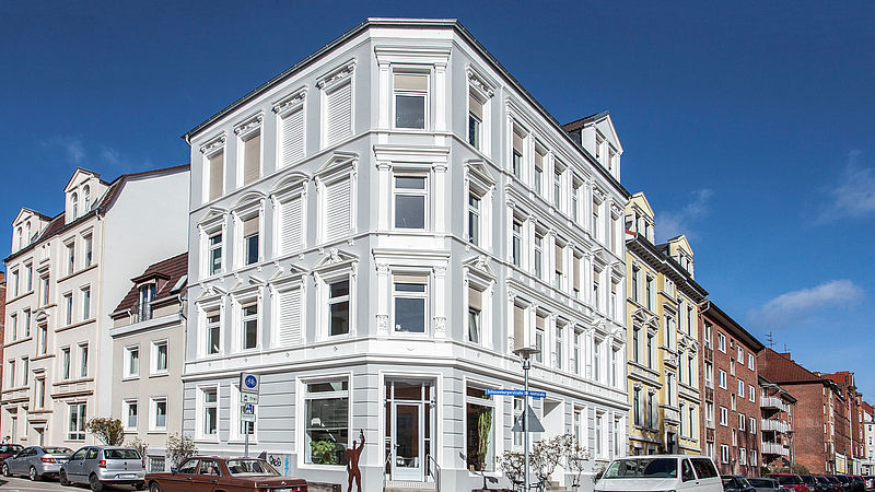 Fassadensanierung eines Wohnhauses in der Adolfstraße in Kiel durch Egon Rohwer Malermeister 1