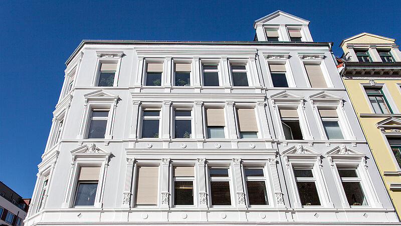Fassadensanierung eines Wohnhauses in der Adolfstraße in Kiel durch Egon Rohwer Malermeister 2